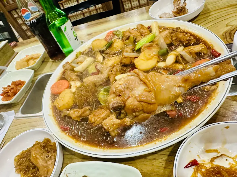 찜닭의 닭다리를 들어올린 모습