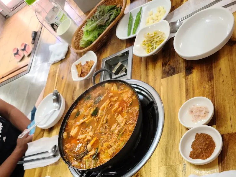 푸짐하게 차려진 김치찌개 한 상