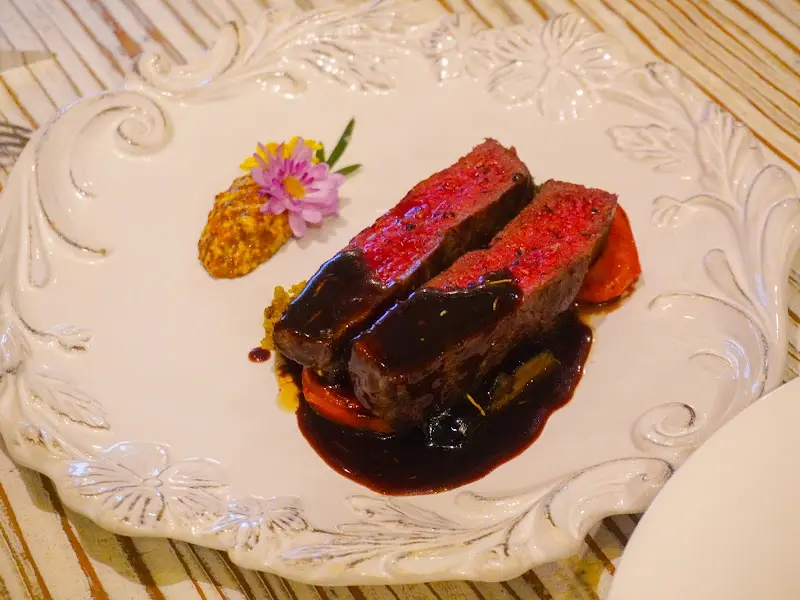 스테이크와 아름다운 꽃 장식