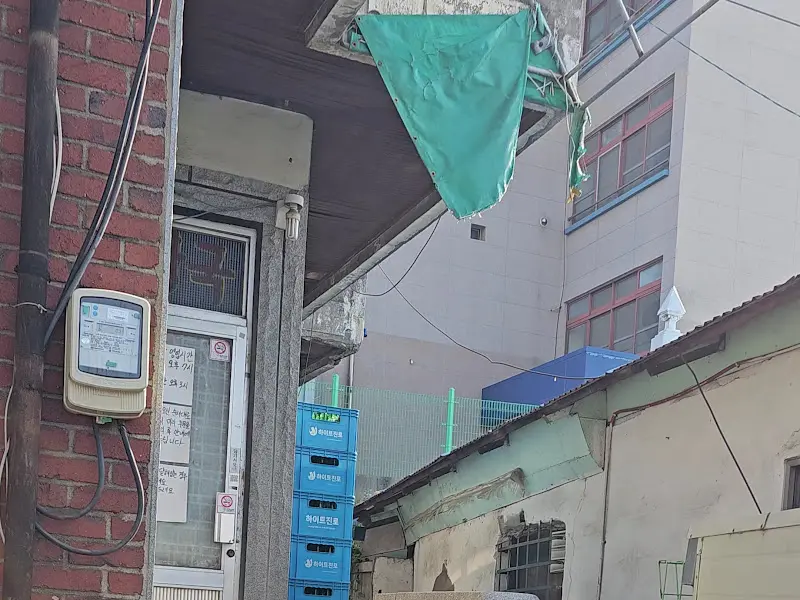 가정집을 개조한 식당 외관