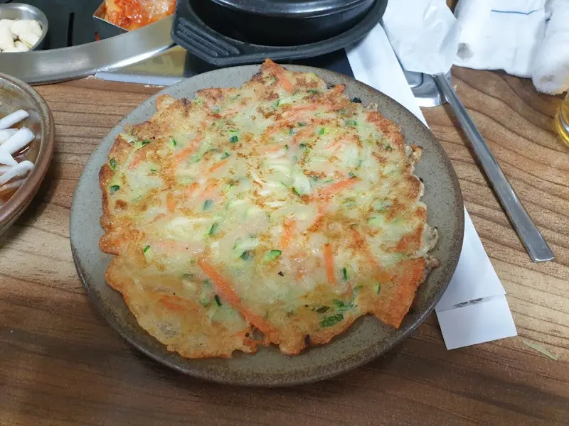 노릇노릇하게 구워진 부침개