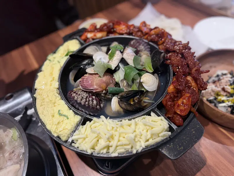 닭발, 조개탕, 계란찜, 치즈가 함께 나오는 메뉴