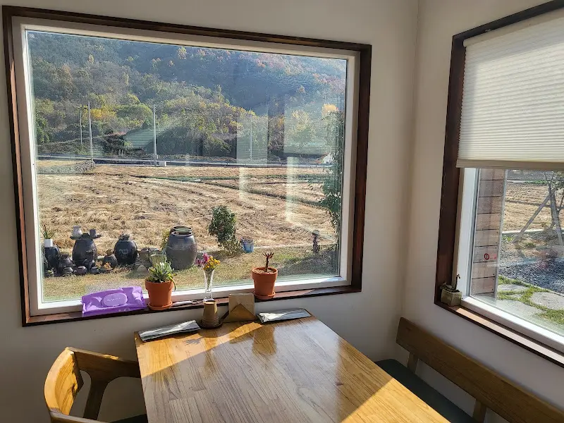 창밖 풍경이 그림 같은 식당 내부