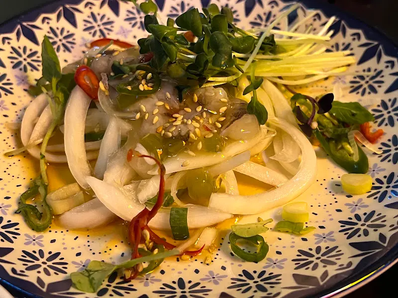 새콤달콤한 소스가 뿌려진 샐러드