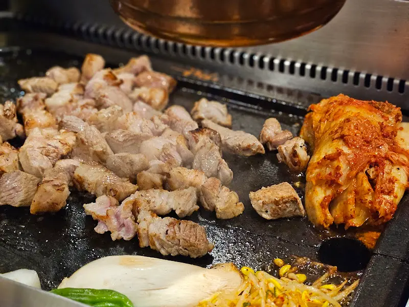 불판 위의 돼지고기