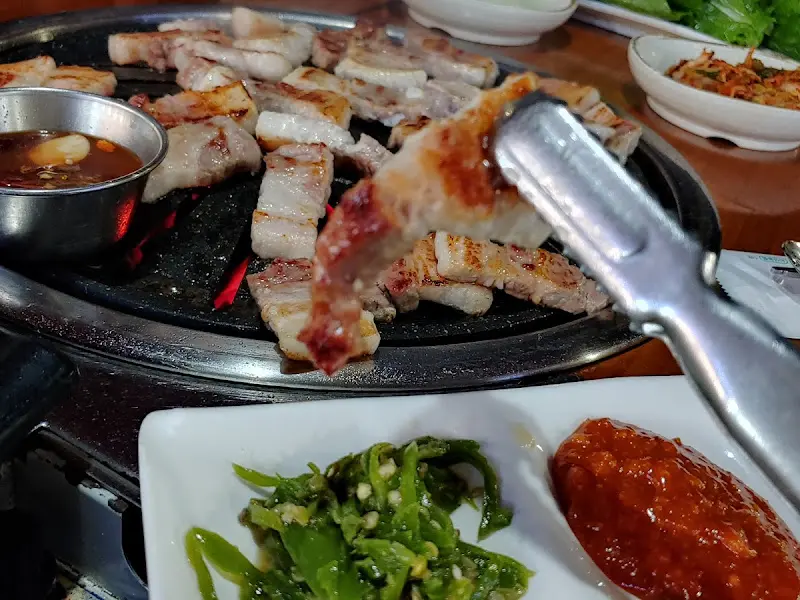 노릇노릇 익어가는 약돌돼지 삼겹살