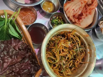 드디어 찾았다! 김해 인생 삼겹살 맛집, 묵구명에서 즐기는 솥뚜껑 미나리 향연