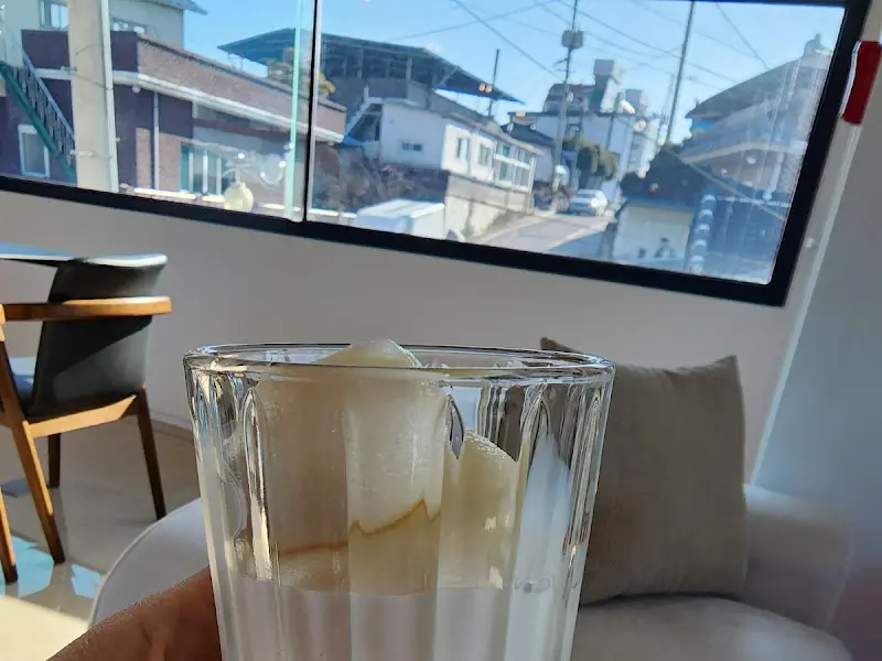 창밖 풍경과 음료