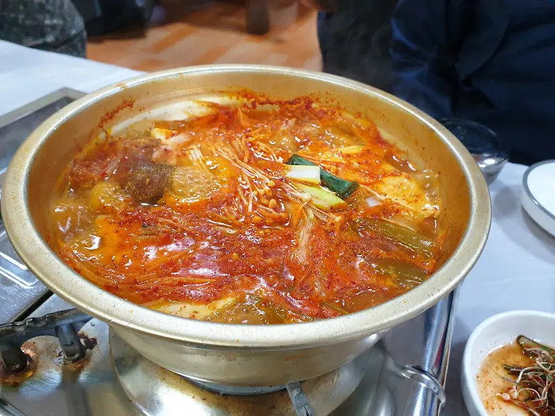 보글보글 끓는 사태김치찌개