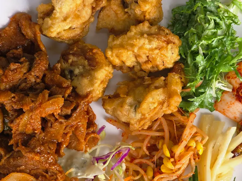 다양한 음식이 담긴 접시