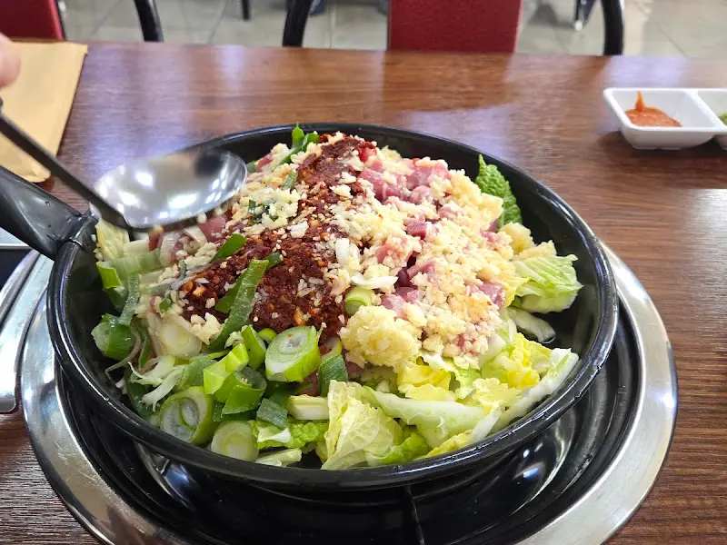 신선한 채소가 듬뿍 올려진 비빔돼지