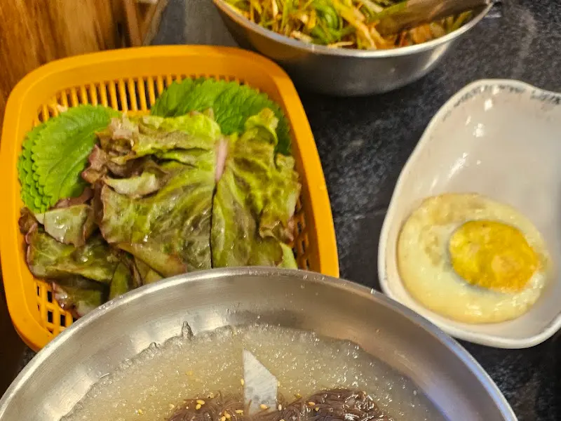 풍성한 쌈 채소와 곁들임 반찬들