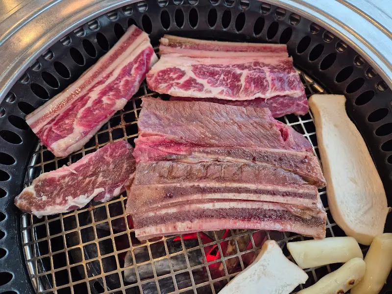 짚불 우대갈비 굽는 모습