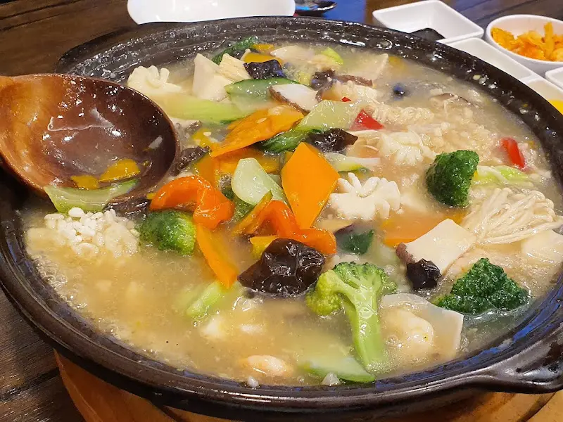 나무 국자와 함께 제공되는 찹쌀누룽지탕