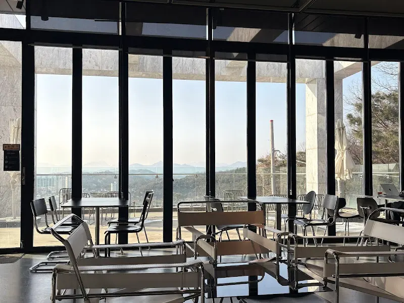 통창으로 보이는 아름다운 풍경