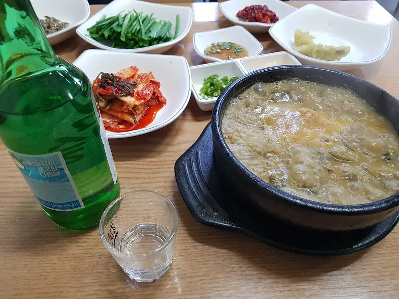 뜨겁게 끓고 있는 추어탕