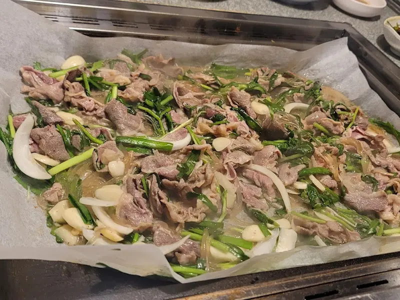 불판 위에서 익어가는 오리 불고기