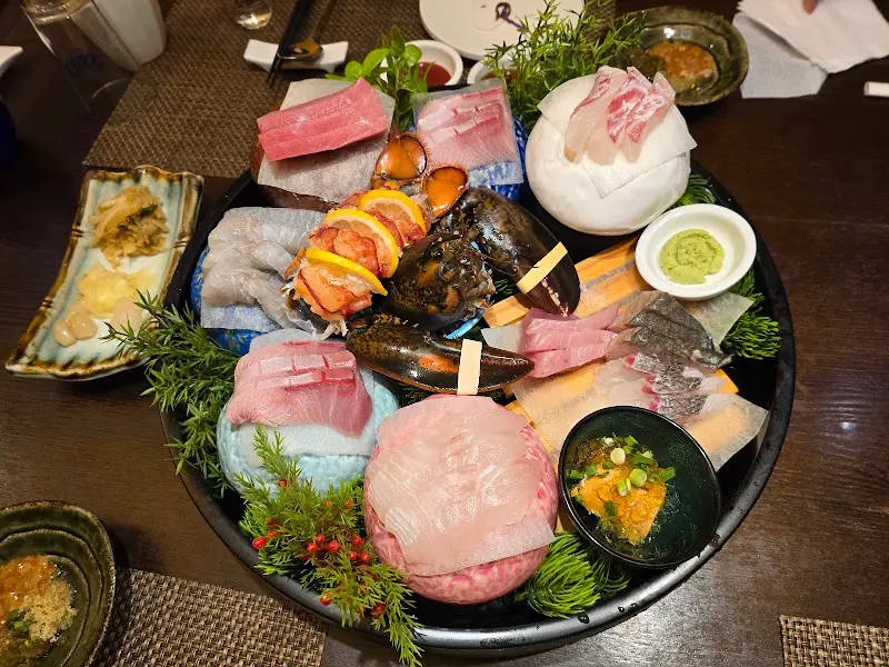 신선한 해산물이 가득 담긴 랍스터 모둠회