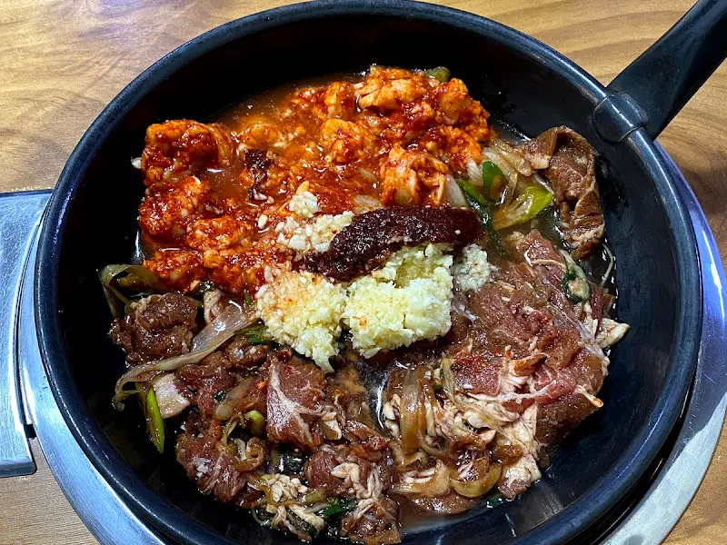 대창, 불고기, 야채가 어우러진 전골