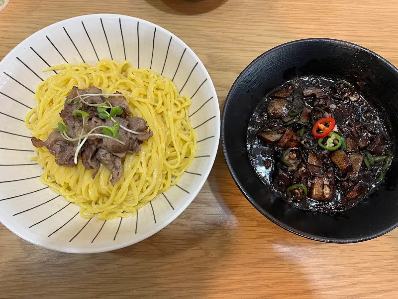 짜장 소스와 면이 따로 담겨 나오는 짜장면의 모습