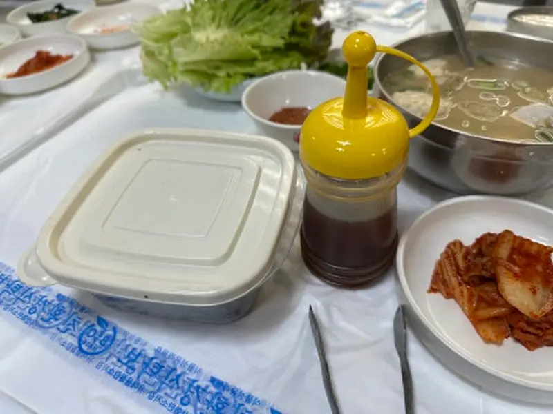 참기름이 담긴 병과 김가루 통