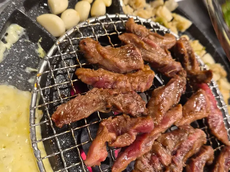 숯불 위에서 익어가는 갈비살