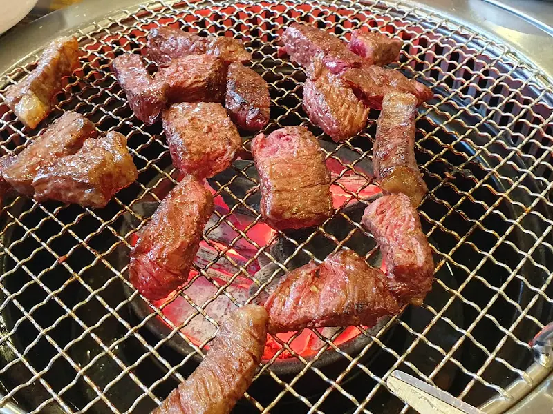 숯불 위에서 구워지는 소고기