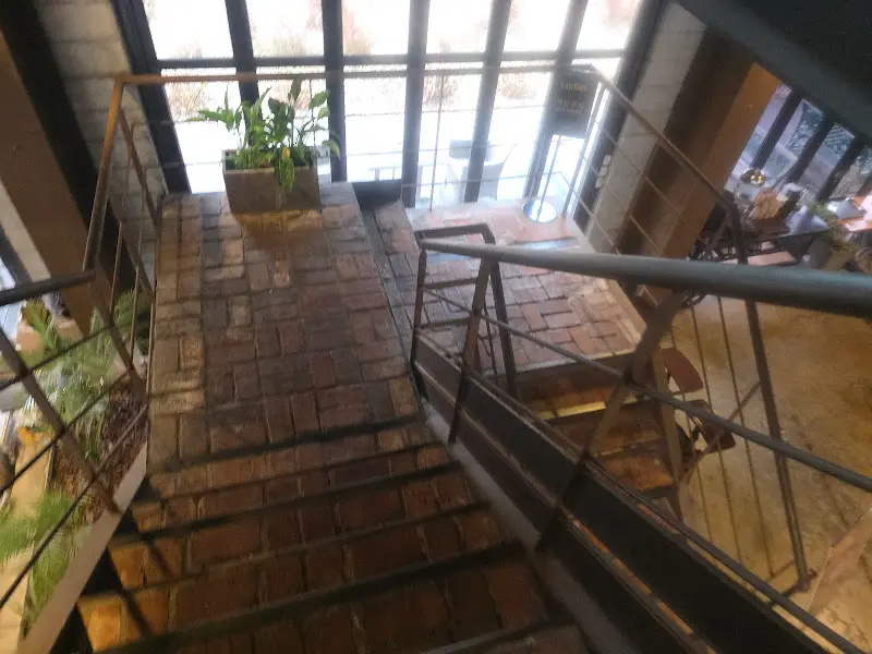 2층으로 향하는 계단