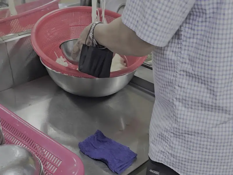 면을 헹구는 모습