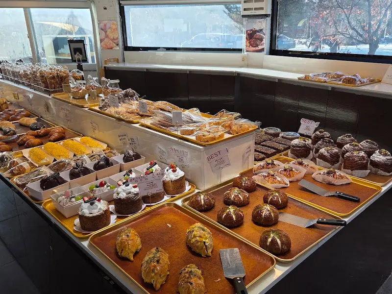 다양한 빵들이 진열된 모습