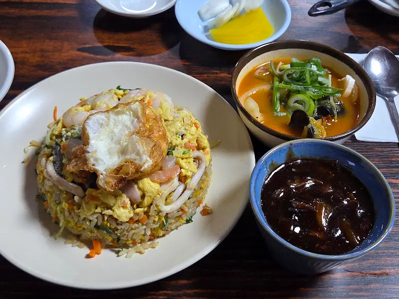 강화섬쌀볶음밥과 곁들여 나오는 짜장소스, 짬뽕국물