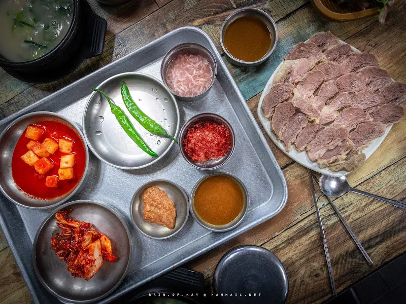 윤기가 흐르는 수육과 다양한 곁들임