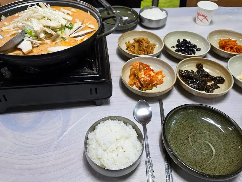 잣두부전골 한 상 차림