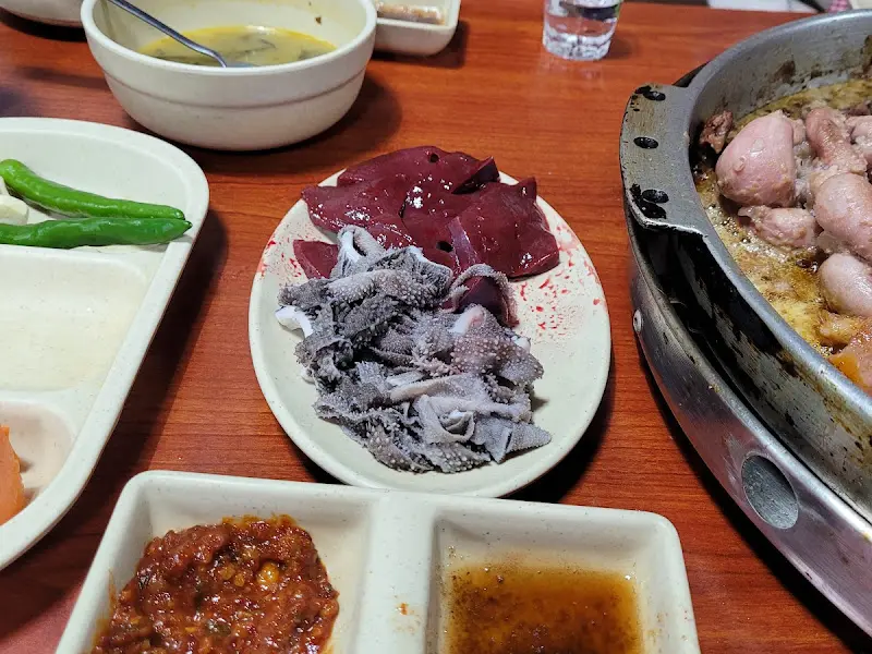 곱창과 함께 제공되는 간과 천엽