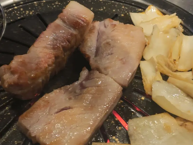 숯불 위에서 익어가는 돗갈비