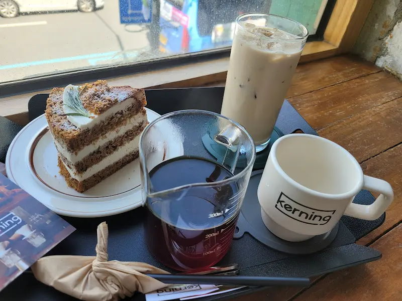 커핑의 디저트와 음료