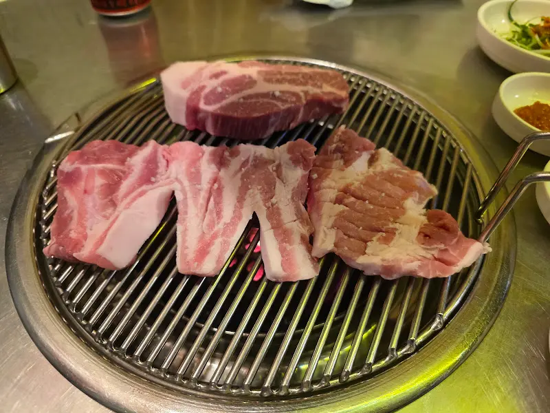 불판 위에서 익어가는 오겹살과 목살