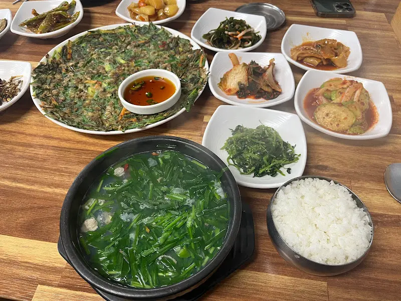 재첩국과 다양한 반찬들