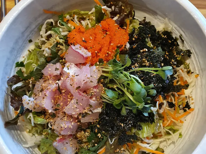 신선해 보이는 회덮밥