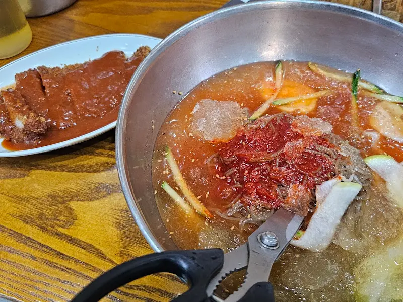 가위로 냉면 자르기