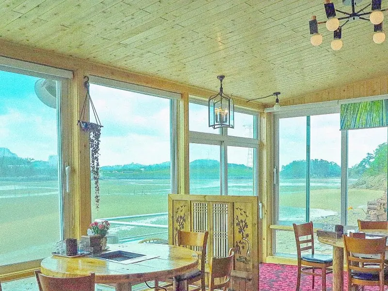 통창으로 보이는 갯벌 뷰