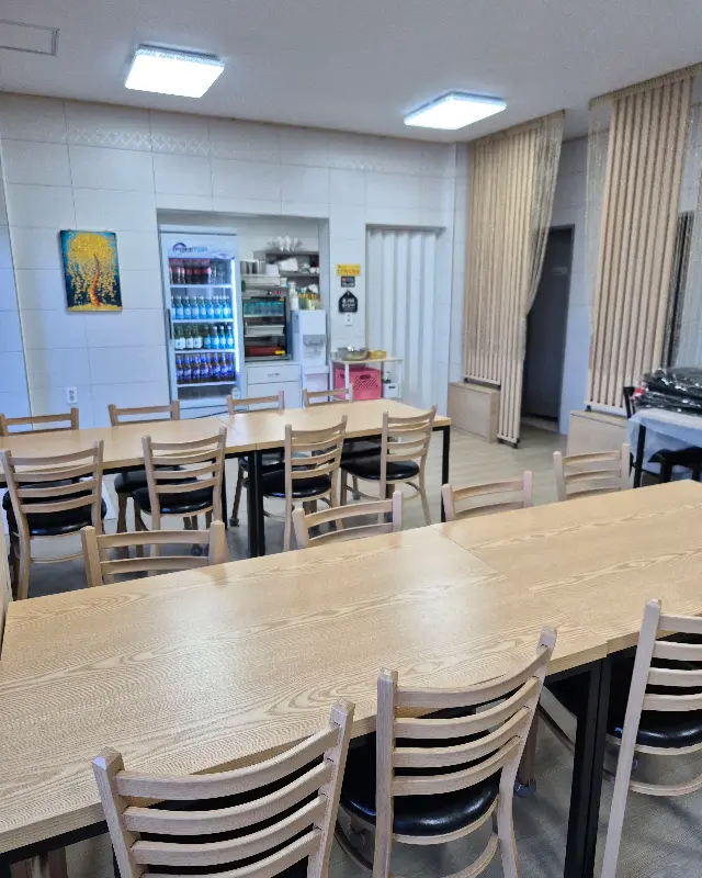 넓고 깔끔한 실내