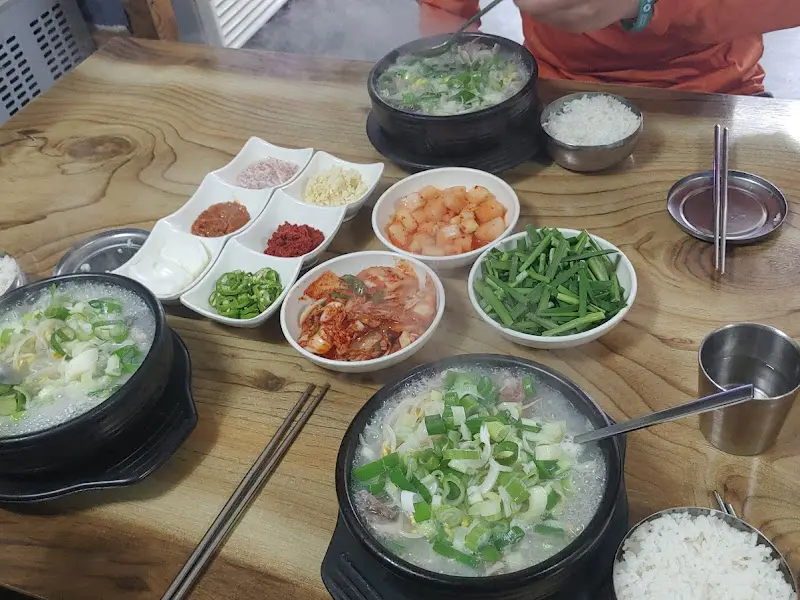 국밥과 반찬 세팅