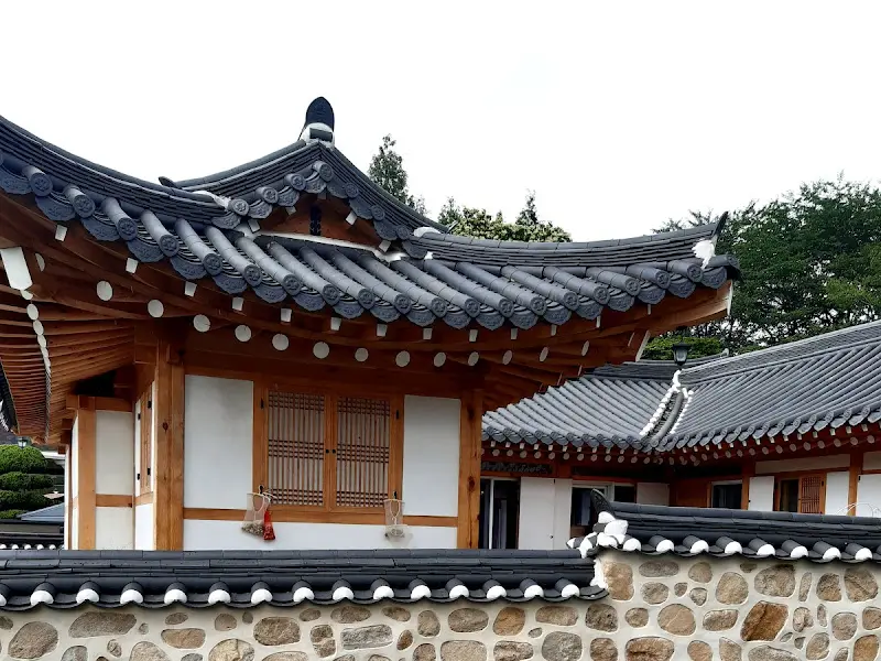 소나무집 옆 한옥집