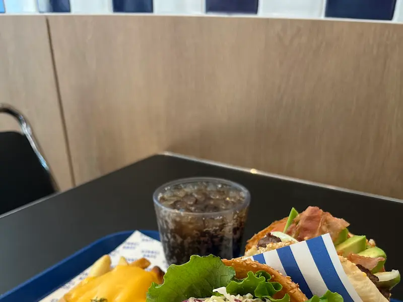 테이블에 놓인 햄버거 세트