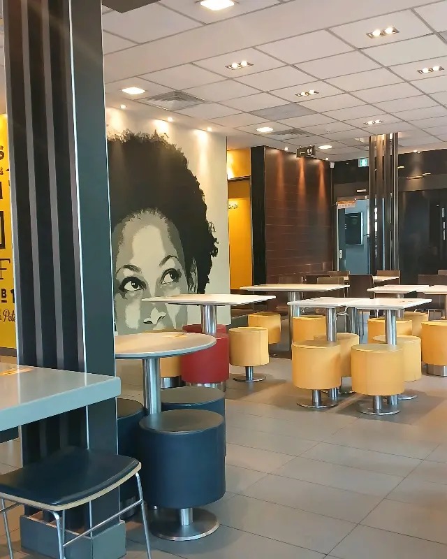 맥도날드 구리수택점 내부