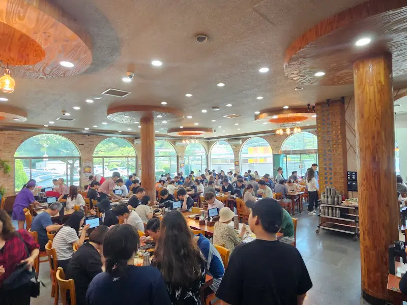 넓은 식당 내부