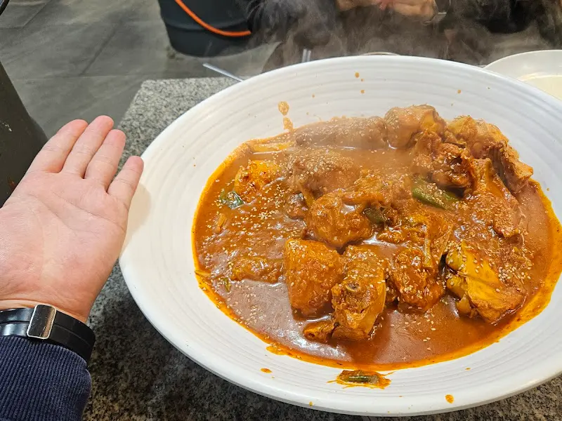 닭볶음탕을 담은 접시 크기 비교