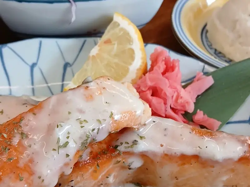 온밥 연어구이 근접샷