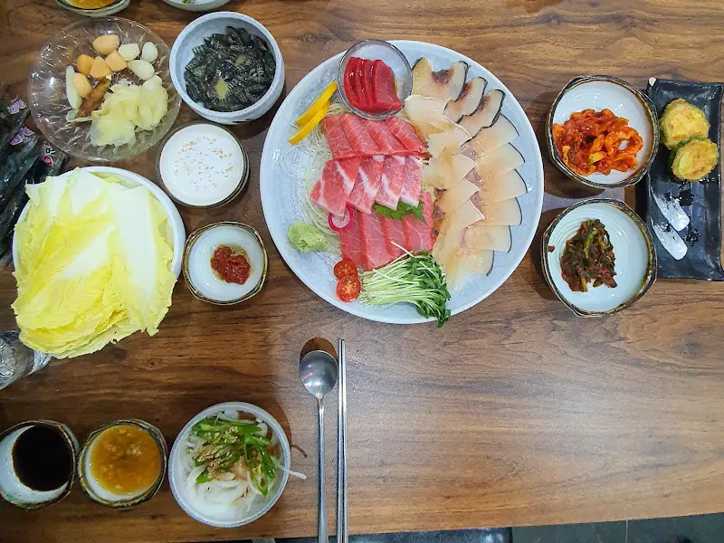 한상 가득 차려진 고래고기와 참치 한 상